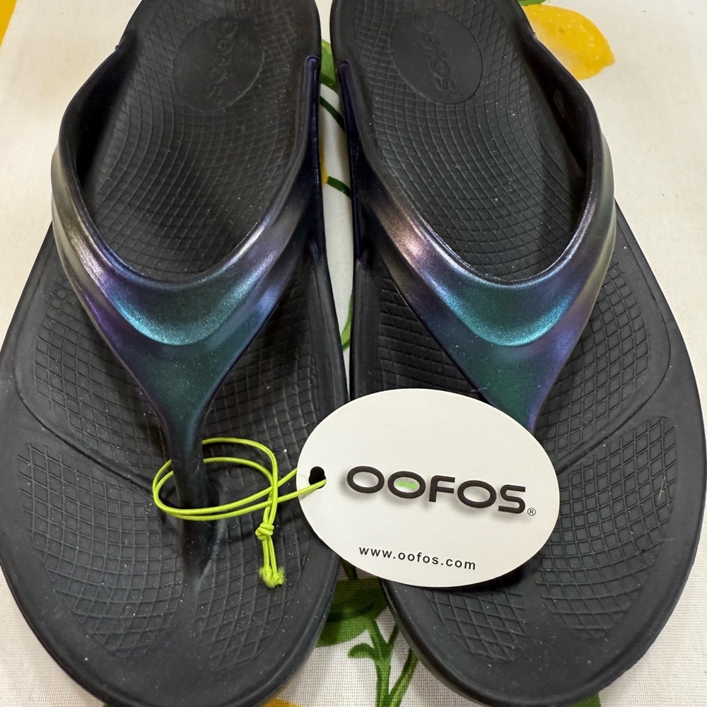 OOFOS Black Flip Flops midnight spectre oolala luxe